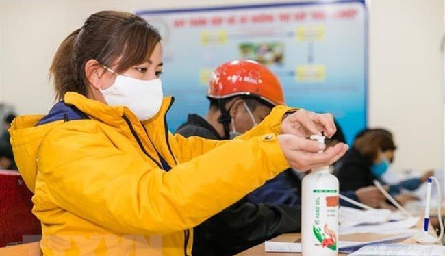 The Ministry of Health advise people to strictly implement preventive measures against COVID-19 such as wearing facemask and washing hands regularly. (Photo: VNA)