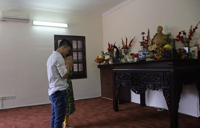 Representatives of overseas Vietnamese in Malaysia offer incense at Uncle Ho's altar at the headquarters of the Vietnamese Embassy on February 12. (Photo: VNA)