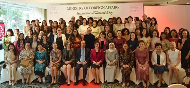 Participants pose for a group photo at the gathering (Photo: qdnd.vn)