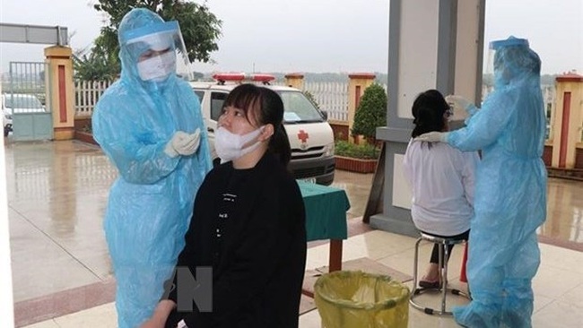 Medical staff at take samples for SARS-CoV-2 test. (Photo: VNA)