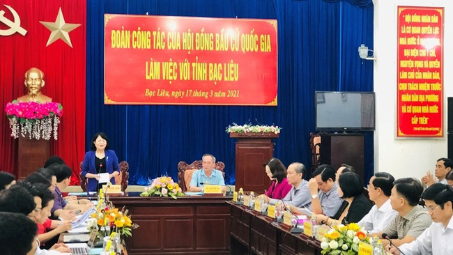 Vice President Dang Thi Ngoc Thinh speaks at the session with the Bac Lieu Provincial Election Committee.