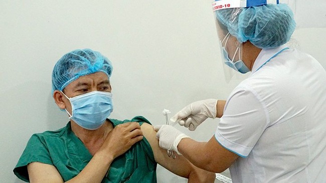 A medical worker at the Gia Lai Province Field Hospital gets an AstraZeneca shot. (Photo: NDO/Huynh Dong)