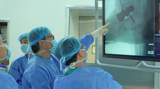 Doctors use positioning robots during the surgery.