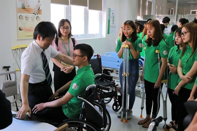 A Japanese introduces nursing skills for Vietnamese students at the Skills Lab in Da Nang's Dong A University (Photo: VNA)