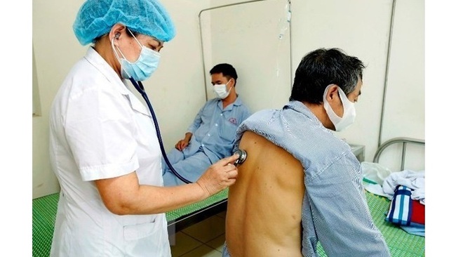 Treating TB patients. (Photo: VNA)