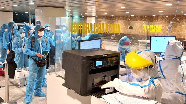 Overseas Vietnamese repatriated from Japan undergoing medical supervision at Da Nang airport, February 2021. (Photo: NDO/Anh Dao)