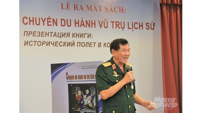 Lt. Gen. Pham Tuan speaks at the launching ceremony of the publication. (Photo: nongnghiep.vn)