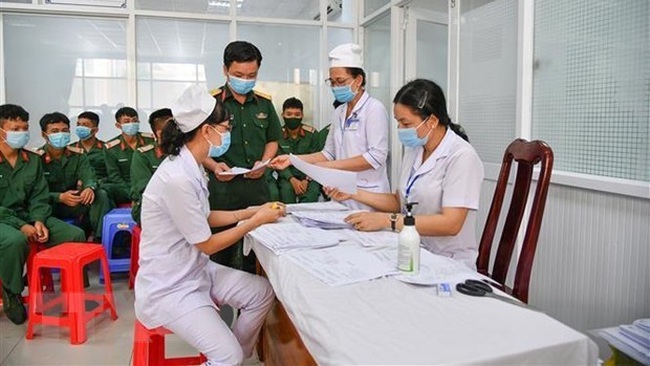 Medical workers prepare to conduct COVID-19 vaccination at the Military Hospital 121 in Can Tho city (Photo: VNA)