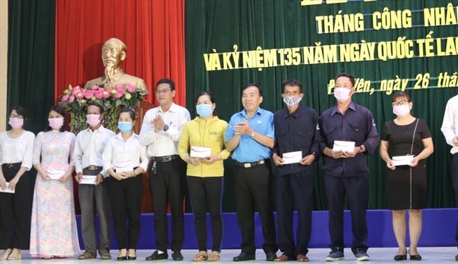 Gifts presented to disadvantaged workers in Phu Yen. (Photo: laodong.vn)