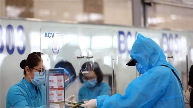 The national count increased to 2,816, with 1,570 domestic infections.

The number of recovered patients reached 2,490, while the death toll remained at 35.

Among active patients, 40 have tested negative for the novel coronavirus from once to three times.

A passenger in protective gear at an check-in kiosks in Noi Bai International Airport of Hanoi (Photo: VNA)