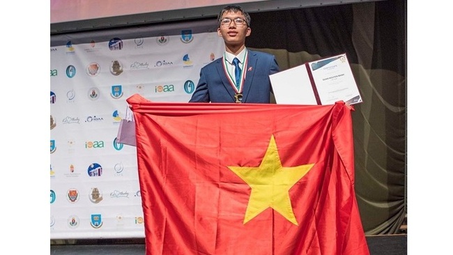 12th grader Nguyen Manh Quan from the Hanoi-Amsterdam High School for the Gifted is among ten outstanding young Hanoians in 2020. (Photo: hanoimoi.com.vn)