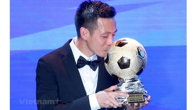 Hanoi FC striker Nguyen Van Quyet, who recently won the 2020 Vietnamese Golden Ball, tops the list of 10 outstanding Vietnamese athletes in 2020.