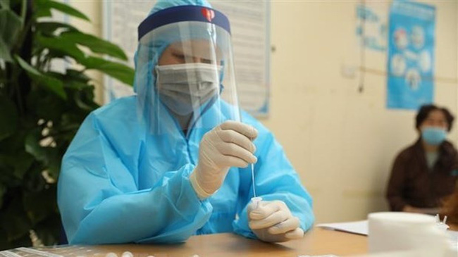 A health worker conducts COVID-19 testing (Photo: VNA)