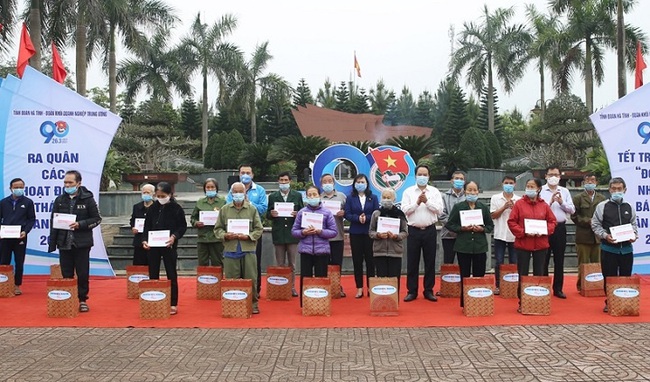 The Ha Tinh Provincial Youth Union presents 40 gifts to policy beneficiary families and disadvantaged children in Thach Ha District. (Photo: baohatinh.vn)