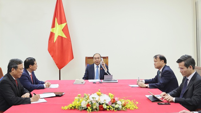 Prime Minister Nguyen Xuan Phuc during the phone talks (Photo: VGP)