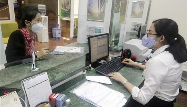 Transactions at a branch of Vietcombank (Photo: VNA)