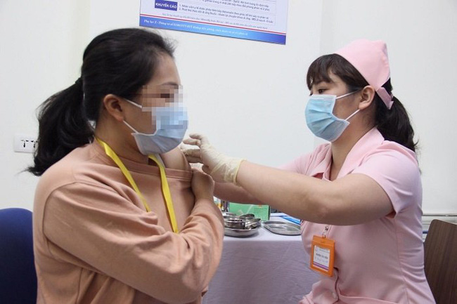 One of the first six volunteers injected with Vietnam’s second homegrown candidate vaccine COVIVAC on March 15. (Photo: VOV)