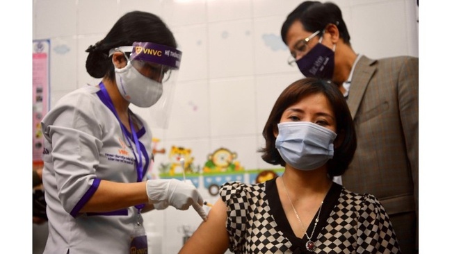 A medical staff member at Hai Duong City Health Centre is vaccinated with the COVID-19 vaccine in Hai Duong City, Hai Duong Province, March 8, 2021. (Photo: NDO)