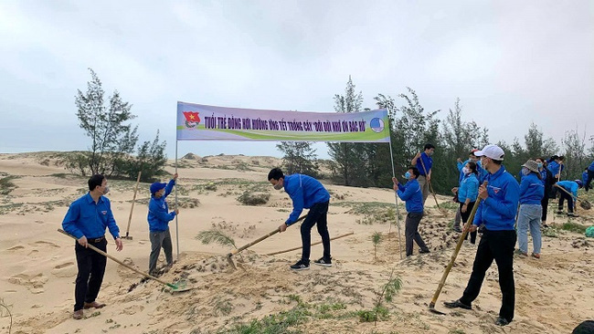 Members of Dong Hoi District’ Youth Union in Quang Binh Province joined a tree planting activity in response to the Youth Month 2021. (Photo: tinhdoan.quangbinh.gov.vn)