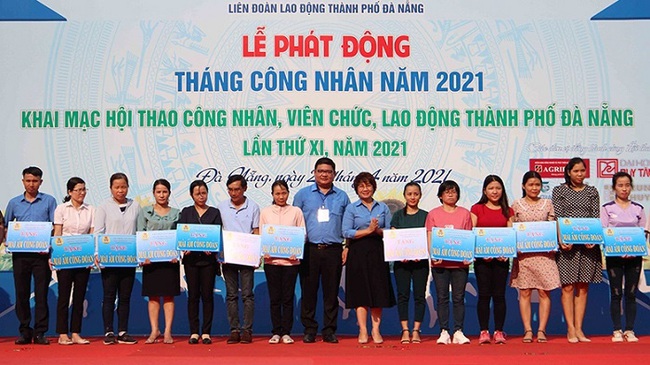 22 social houses handed over to disadvantaged labourers in Da Nang city at the launch of Workers’ Month 2021. (Photo: NDO/Thanh Tam)