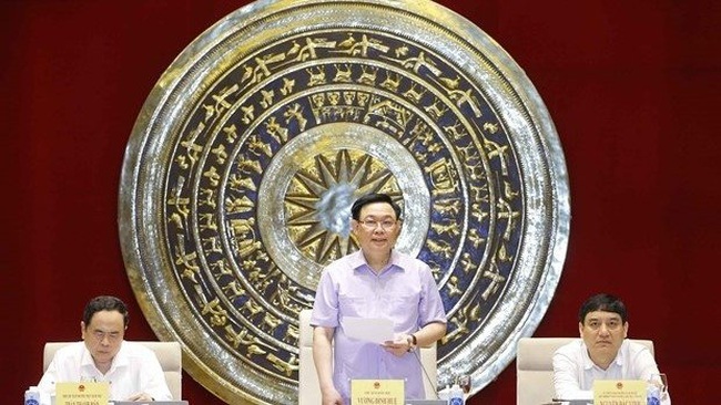 National Assembly (NA) Chairman Vuong Dinh Hue speaks at the working session (Photo: VNA)