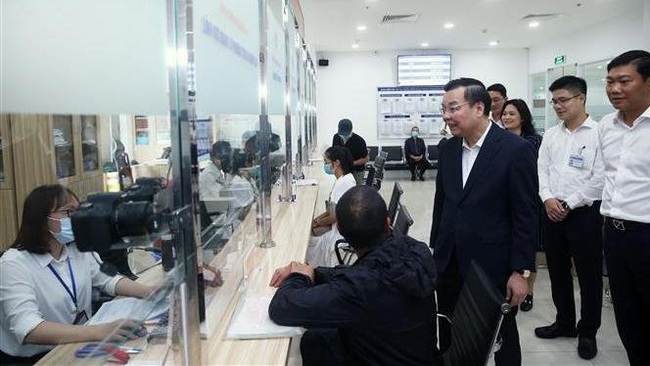 Chairman of the Hanoi People's Committee Chu Ngoc Anh inspects a single-window unit on April 19, 2021. (Photo: VNA)