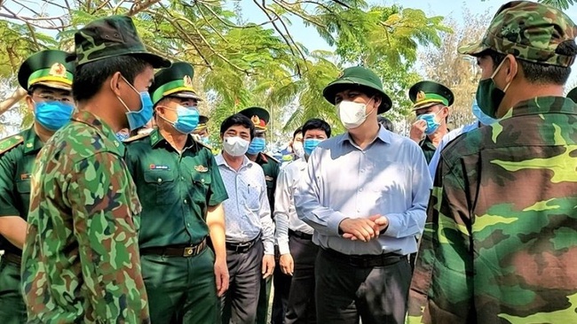 Health Minister Nguyen Thanh Long (second from right) visits forces stationed on the border line in Ha Tien, in the Mekong Delta province of Kien Giang, April 18, 2021. (Photo: NDO)