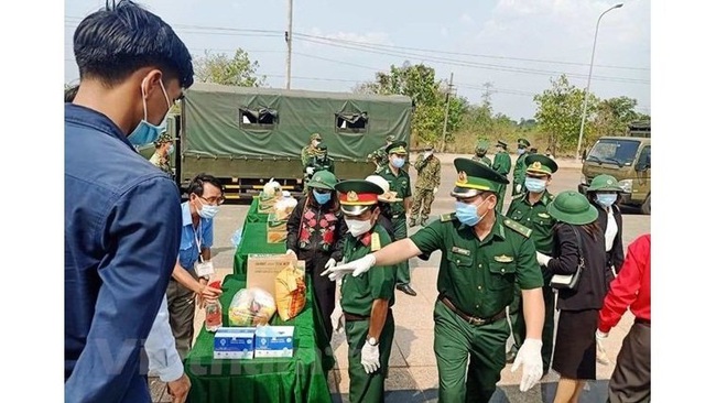 The relief aid is contributed by agencies and organisations in Vietnam’s provinces bordering Cambodia. (Photo: VNA)