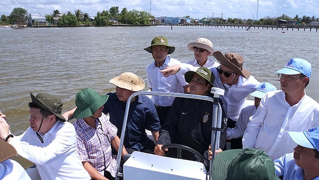 Ca Mau leaders and investors inspect the Song Doc coastal area during a field trip to explore investment opportunities.