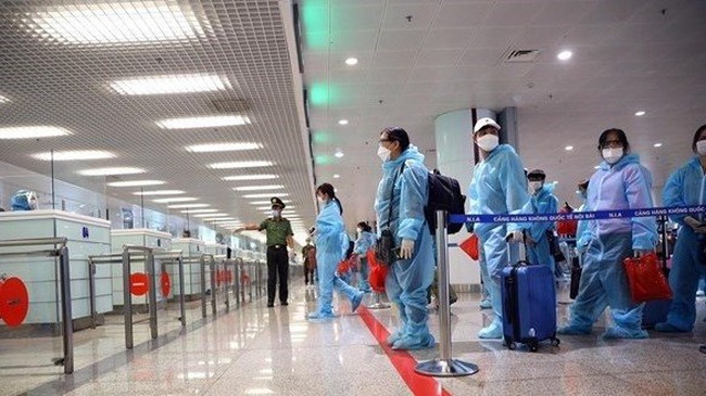 People wait in line to complete customs procedures before entering Vietnam (Photo: VNA)