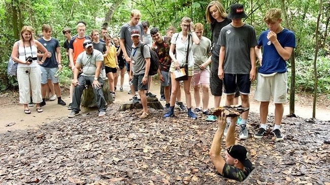 Foreign visitors explore the Cu Chi Tunnels. (Photo: NDO)