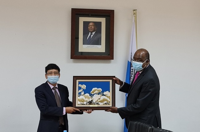 Vietnamese Ambassador to Mozambique Le Huy Hoang (L) presents a souvenir painting to UP Maputo Rector Prof. Jorge Ferrão. (Photo: Vietnamese Embassy in Mozambique)