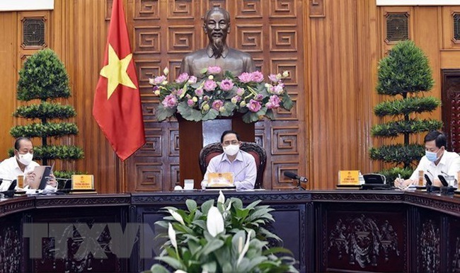 Prime Minister Pham Minh Chinh (C) addresses Cabinet meeting (Photo: VNA)