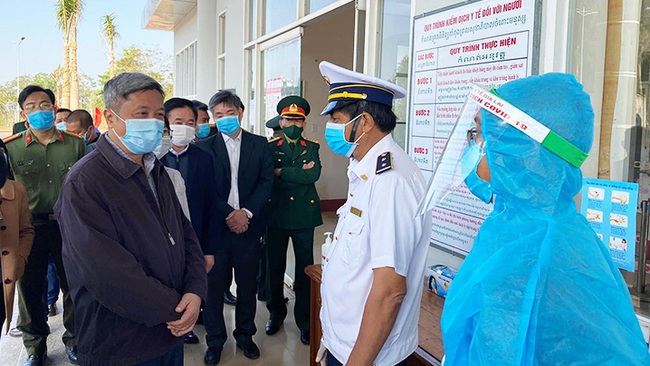 A mission from the National Steering Committee for COVID-19 Prevention and Control inspecting the immigration process at the Le Thanh border gate, Duc Co district, Gia Lai province. (Photo: NDO/Thai Son)