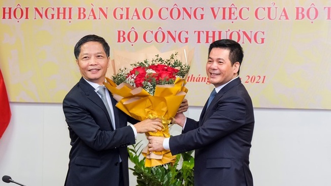 Former Minister of Industry and Trade Tran Tuan Anh congratulates to newly appointed Minister Nguyen Hong Dien. (Photo: MoIT)