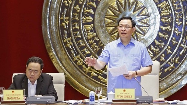 National Assembly Chairman Vuong Dinh Hue speaks at the working session (Photo: VNA)
