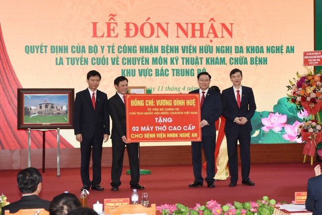 National Assembly Chairman Vuong Dinh Hue presents two ventilators to Nghe An General Friendship Hospital