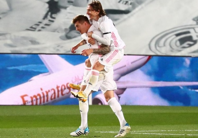 Real Madrid's Toni Kroos celebrates scoring their second goal with Luka Modric. (Photo: Reuters)