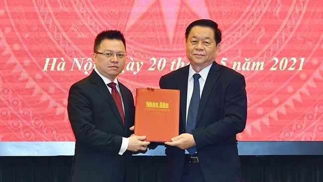 Le Quoc Minh receives the decision appointing him as Nhan Dan's Editor-in-chief. (Photo: Duy Linh)