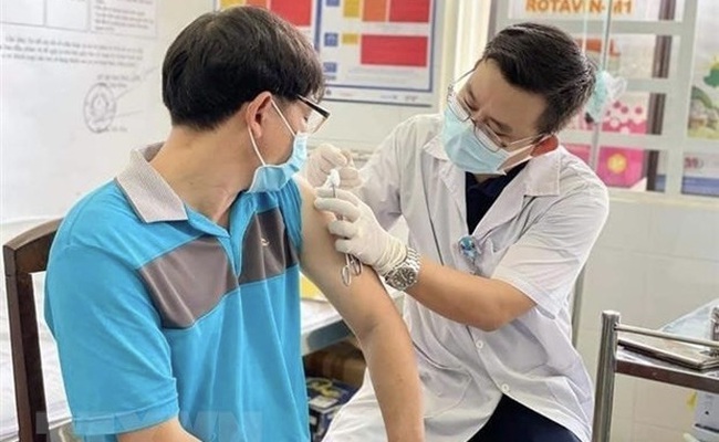A man gets COVID-19 vaccination (Photo: VNA)