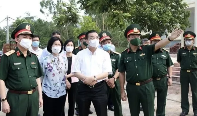 Chairman of the Hanoi People’s Committee Chu Ngoc Anh inspects the concentrated quarantine area at the Military School of the Hanoi Capital High Command. (Photo: VNA)