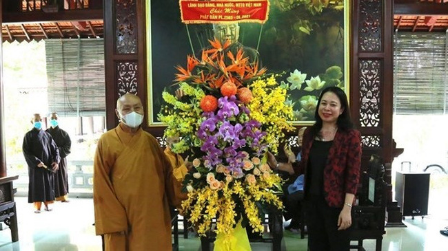 Vice President Vo Thi Anh Xuan extends congratulations to Buddhist dignitaries and followers on the occasion of the Buddha’s 2565th birthday. (Photo: VNA)