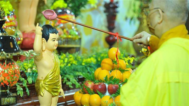 The Buddha bathing ritual at the Quan Su Temple (Photo: VNA)