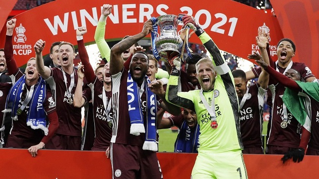 Leicester City players celebrate winning the FA Cup with the trophy. (Photo: Pool via Reuters)