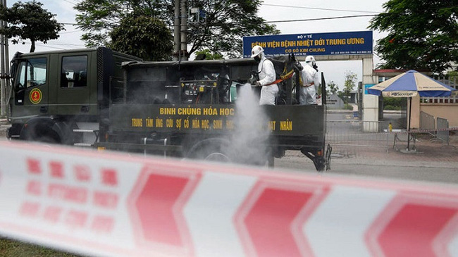 Soldiers from the Vietnamese army’s chemical division disinfect the Hanoi-based National Hospital for Tropical Diseases Base 2 in Dong Anh District, May 6. (Photo: NDO)