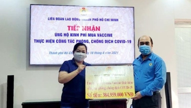 The Trade Union of Vietnam National University - Ho Chi Minh City branch presents funding for the purchase of COVID-19 vaccines to the Ho Chi Minh City Labour Confederation. (Photo: NDO/Cao Tan)