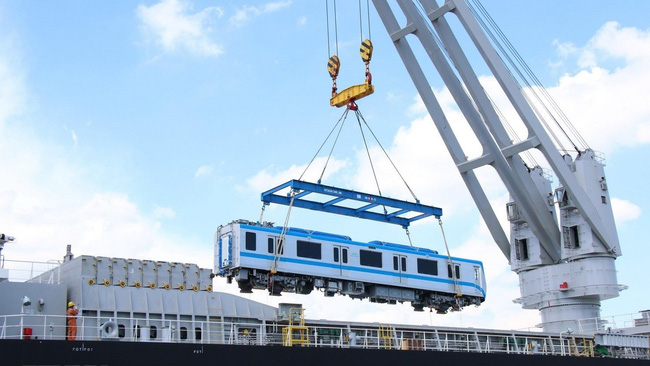 A metro train is unloaded from the ship. (Photo: VNA)
