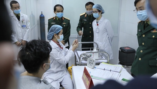 A medical worker is preparing to give the shot off Nano Covax on one of the first three volunteers in December last year. (Photo: VNA)