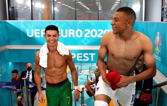 Ronaldo Mbappe Đổi áo: Để thể hiện lòng tôn kính và sự đồng cảm với nhau, Ronaldo và Mbappe đã đổi áo sau khi trận đấu kết thúc. Hãy xem hình ảnh để cảm nhận được sự tôn trọng và tình đồng đội của hai ngôi sao bóng đá hàng đầu thế giới.