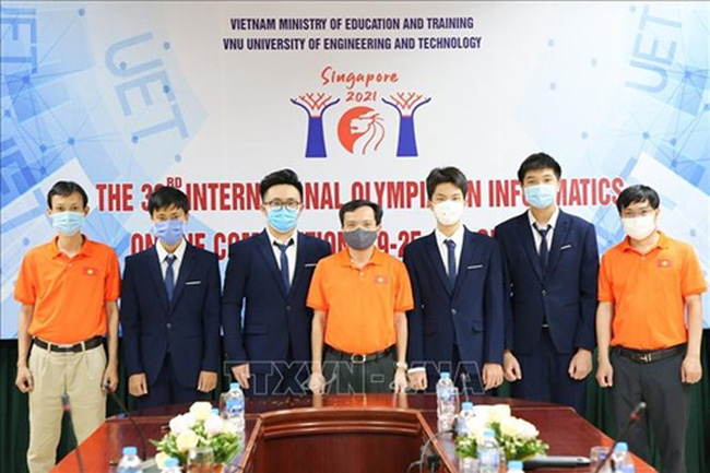 Vietnamese students (in suits) win silver medals at International informatics Olympiad.